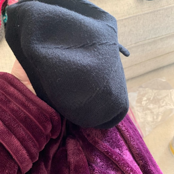 Elegant Black Women's Beret worn one time only. In great condition. - Picture 2 of 6